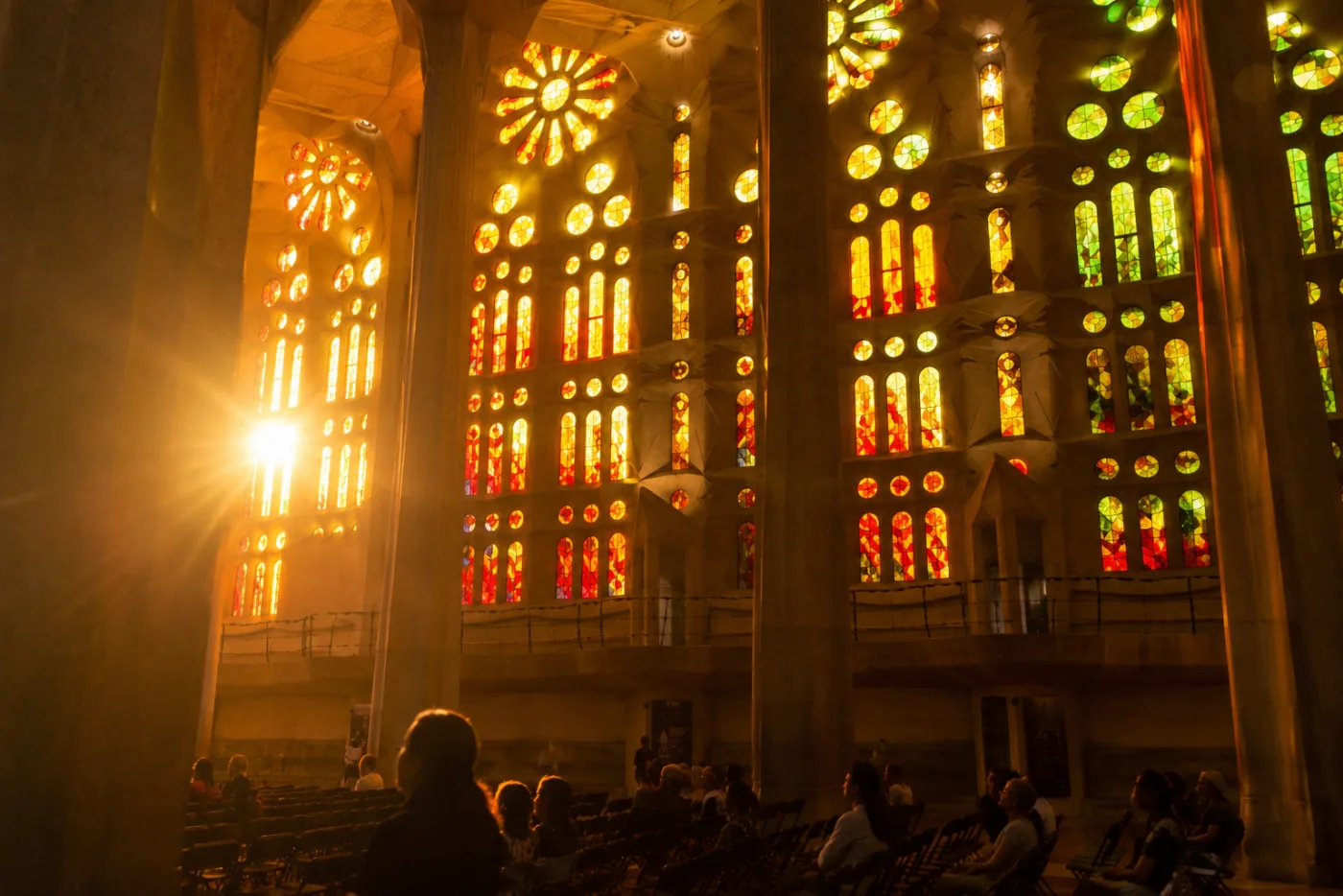 Las vidrieras de la Sagrada Família al amanecer