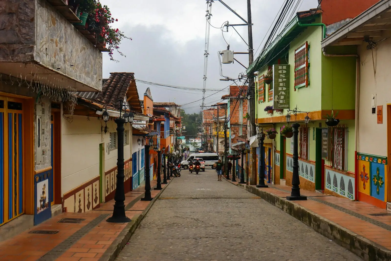 Strada acciottolata con case colorate nell'Eje Cafetero colombiano — l'architettura coloniale cafetera di paesi come Filandia