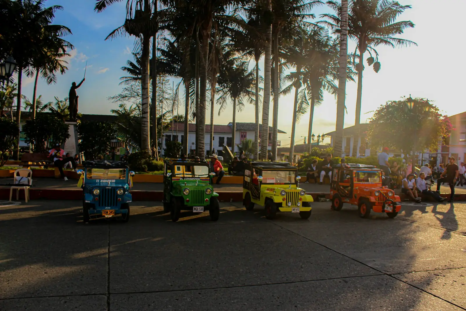 Jeep Willys parcheggiati nella piazza principale di Salento, Eje Cafetero — il mezzo di trasporto iconico del caffè colombiano