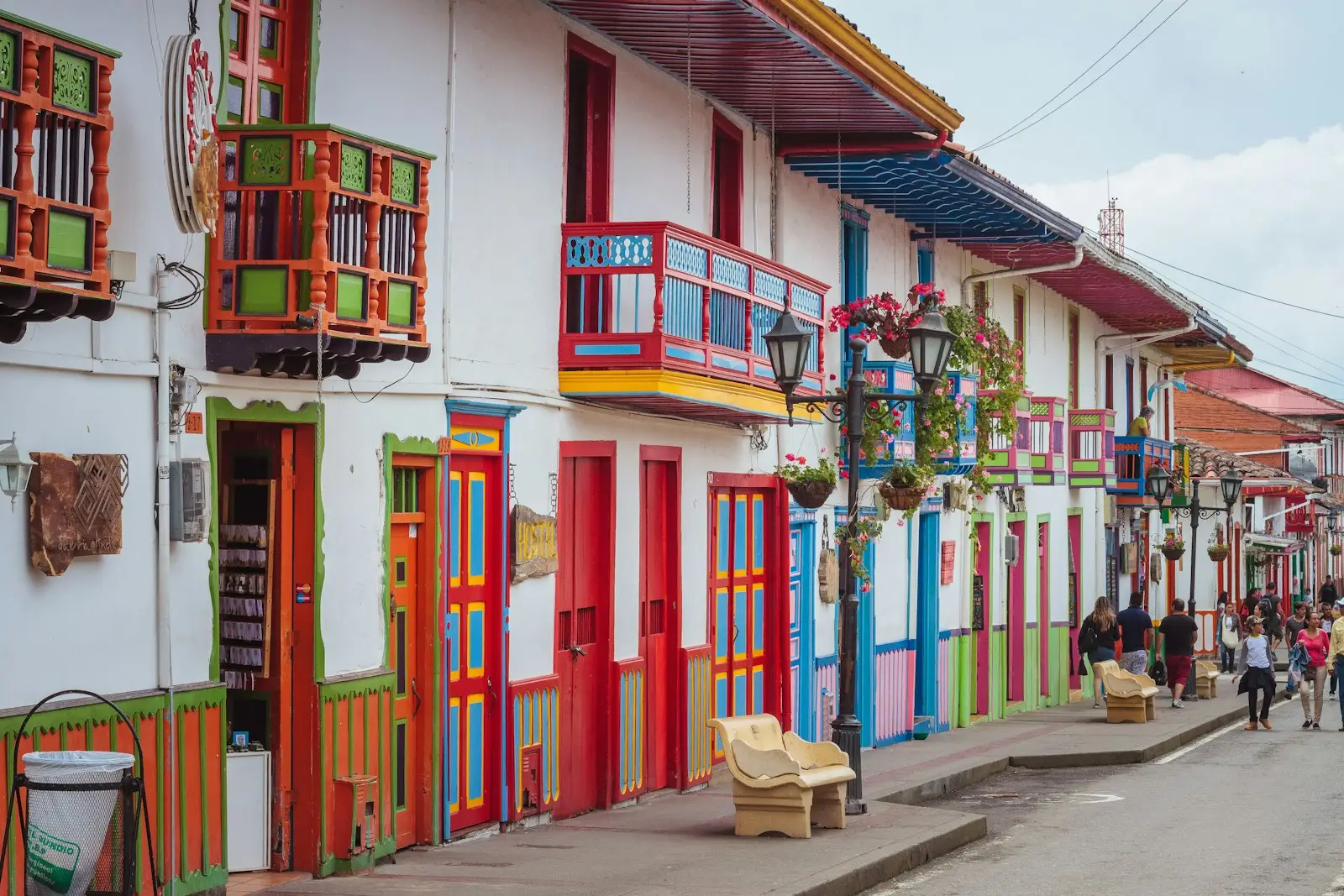 Strada di Salento, Quindío: case colorate con balconi in legno, tipica architettura cafetera colombiana