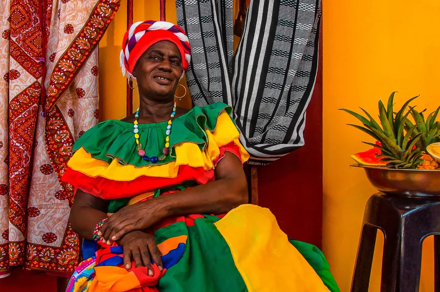 Palenquera con vestido tradicional de colores, embajadora cultural de Cartagena