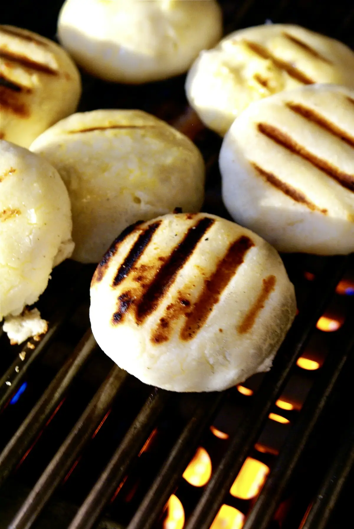 Arepa de huevo cartagenera, frita y dorada, servida en un puesto callejero