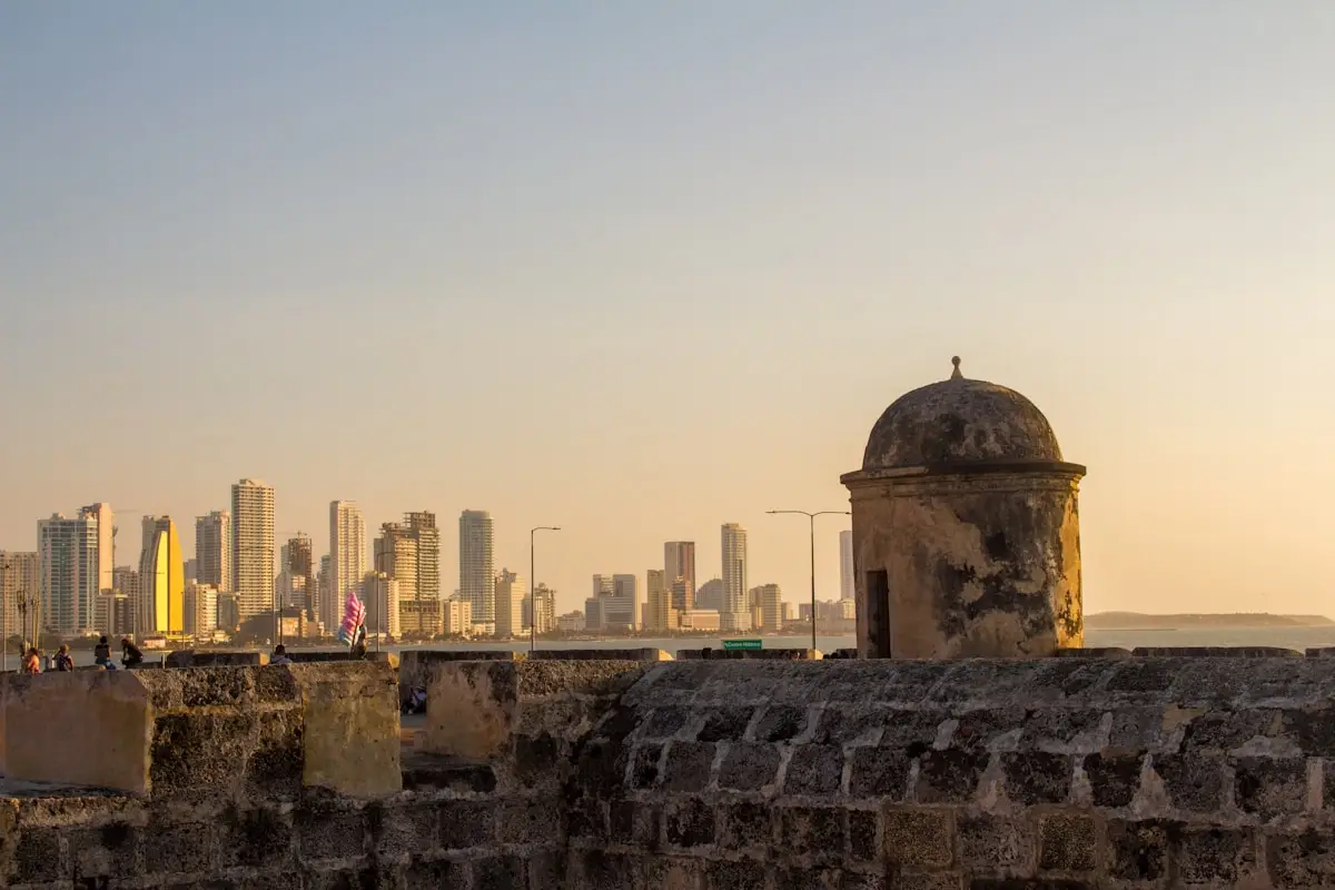 Murallas del siglo XVII de Cartagena de Indias al amanecer, con el mar Caribe al fondo
