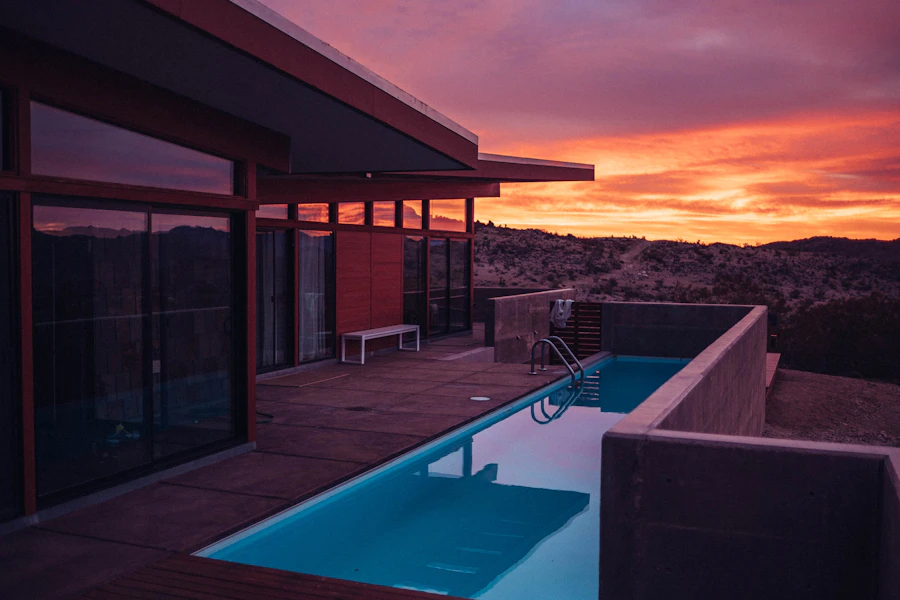 Terraza con piscina de una vivienda vacacional en la Costa Blanca al atardecer