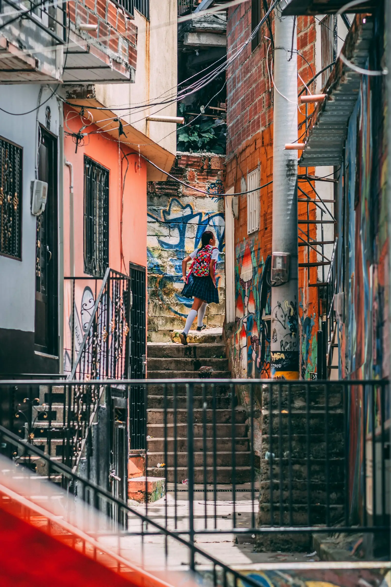 Scale mobili all'aperto della Comuna 13 di Medellín — il simbolo di una comunità che ha riscritto la propria storia con l'arte e l'accessibilità