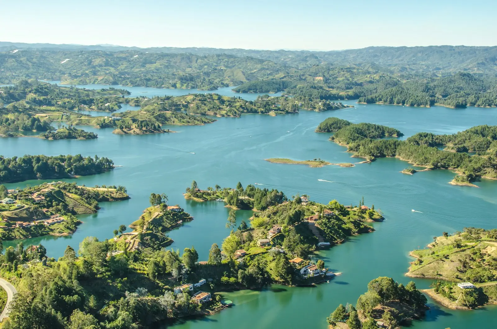 Vista aerea del bacino di Guatapé con le sue isole e penisole verdi — la gita imperdibile da Medellín