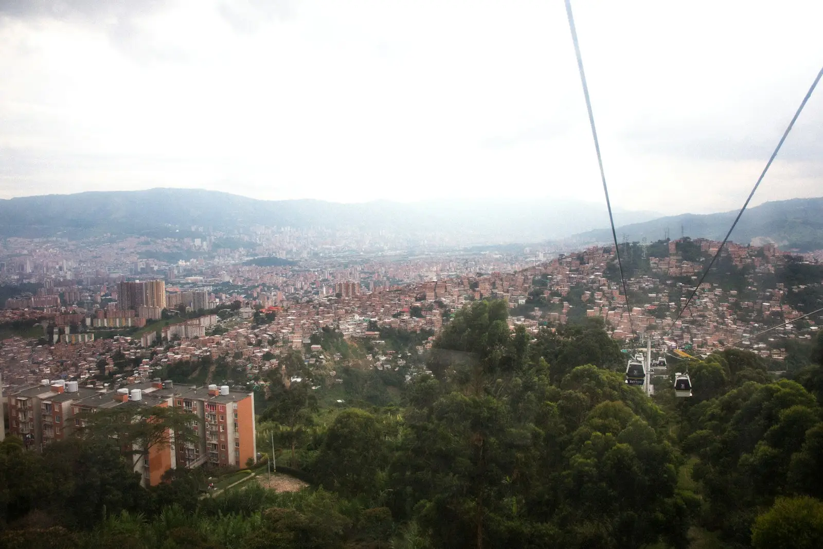 Vista di Medellín dal metrocable — la cabinovia urbana che collega le comunas delle colline con il centro della città