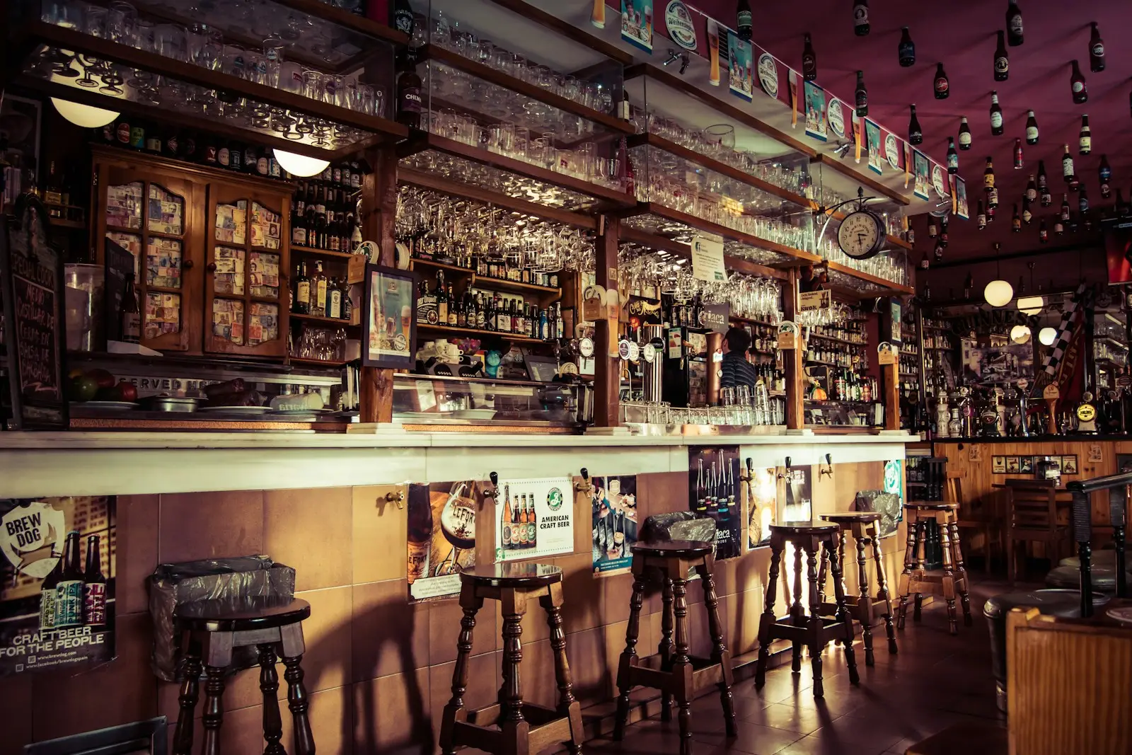 Das Innere einer hundert Jahre alten Bar in Madrid: Hocker, Flaschen und die Atmosphäre vergangener Zeiten