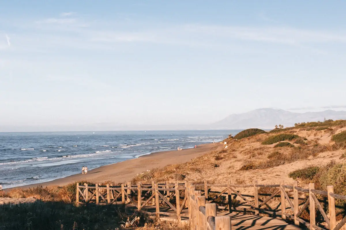 Passerella in legno tra le dune di Guardamar del Segura