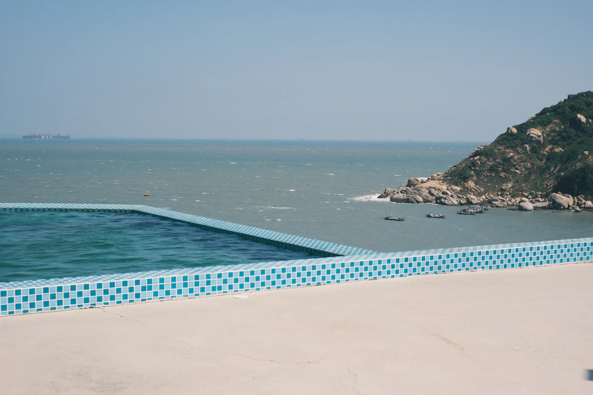 Piscina privata con terrazza in una villa mediterranea