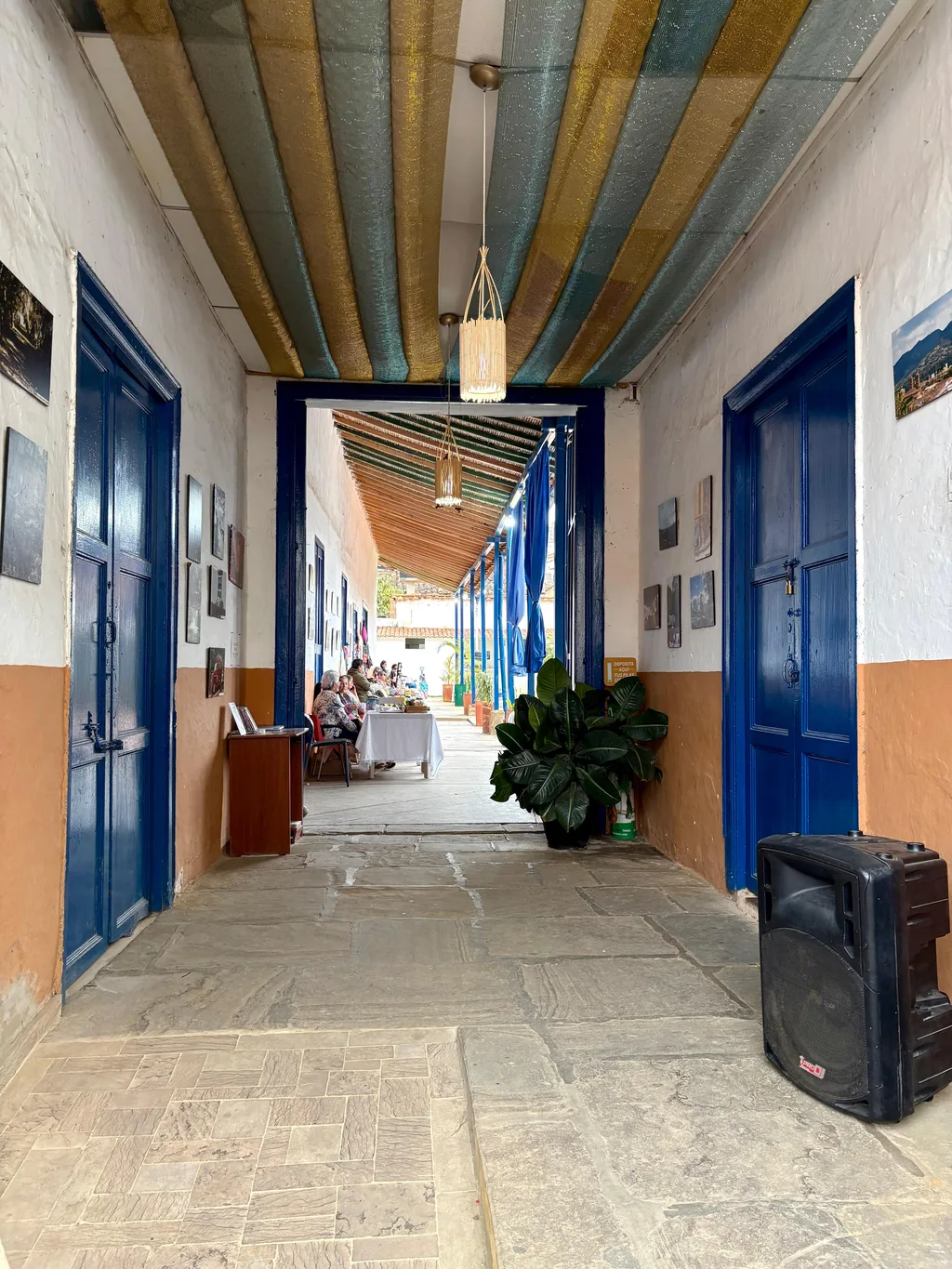 Patio interior de una casa colonial en Zapatoca, con plantas y arquitectura tradicional santandereana