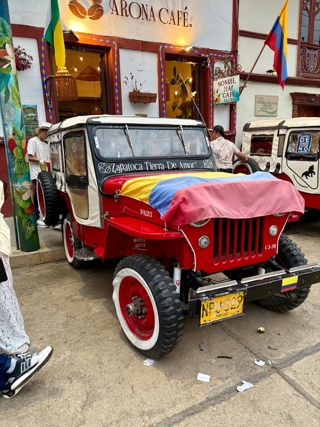 Un jeep Willys en las calles de Zapatoca, Santander, símbolo del transporte rural en Colombia
