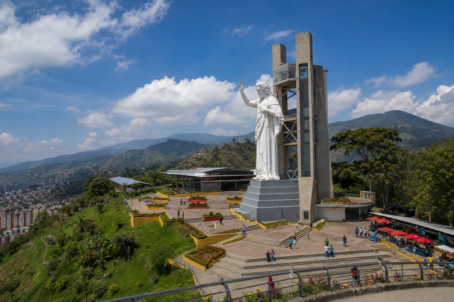 Cerro del Santísimo con la estatua del Cristo y vistas de Bucaramanga