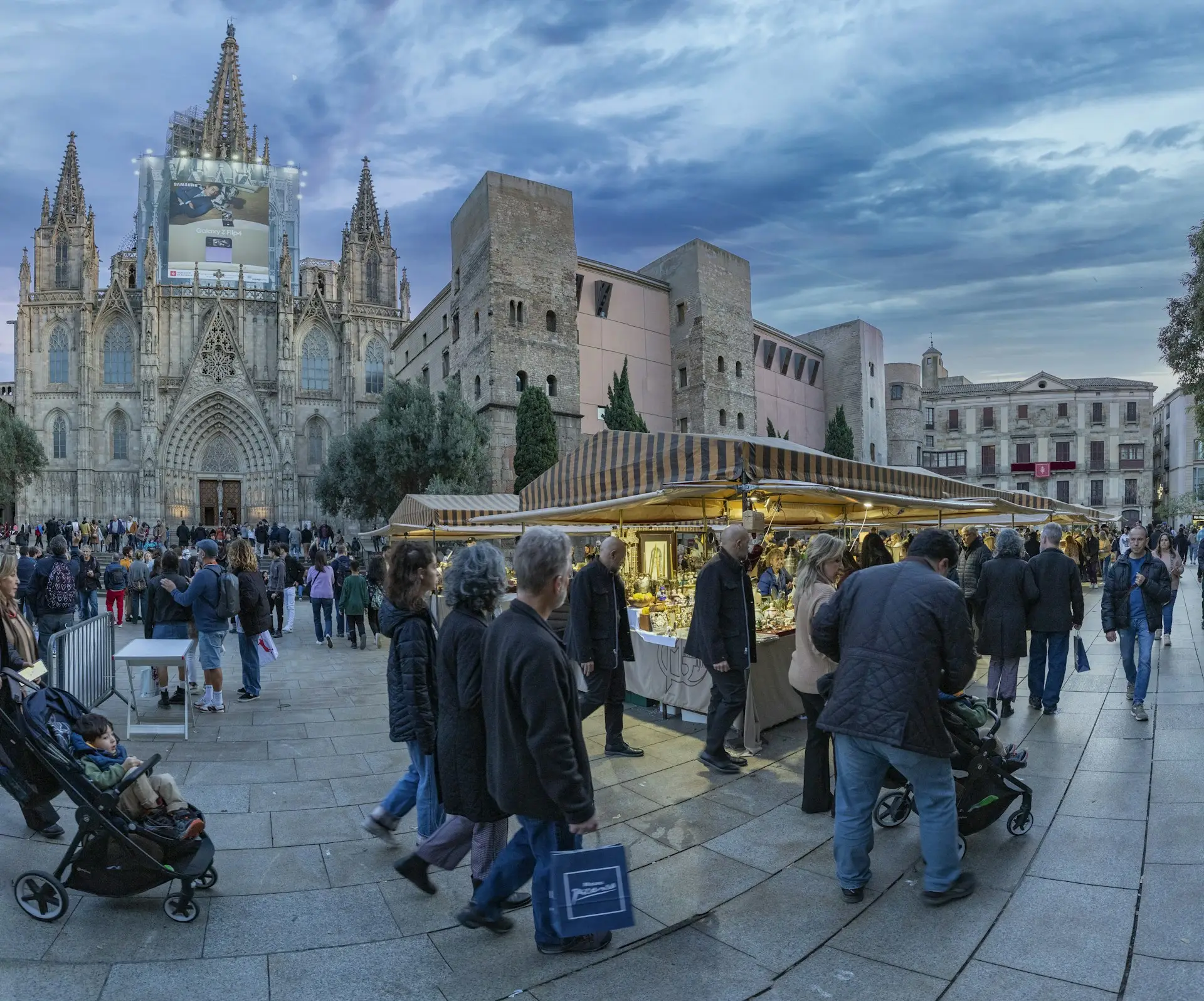 Mercadillo junto a la Catedral de Barcelona, Barri Gòtic